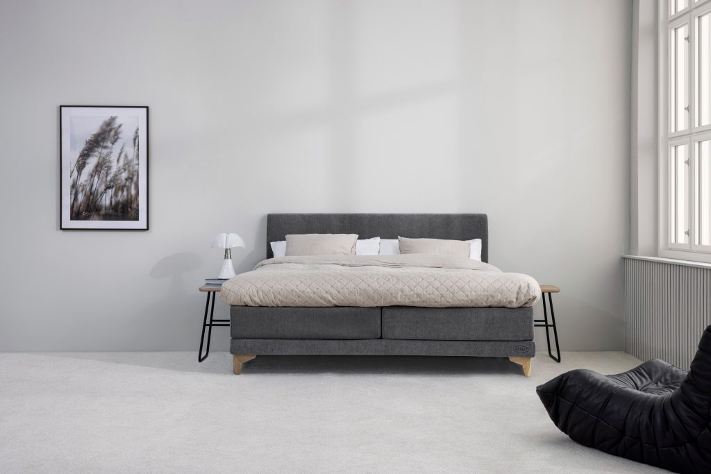 Jensen Beds Ambassadør Lean Elevationsseng - Velour Mole 167 - Inspiration